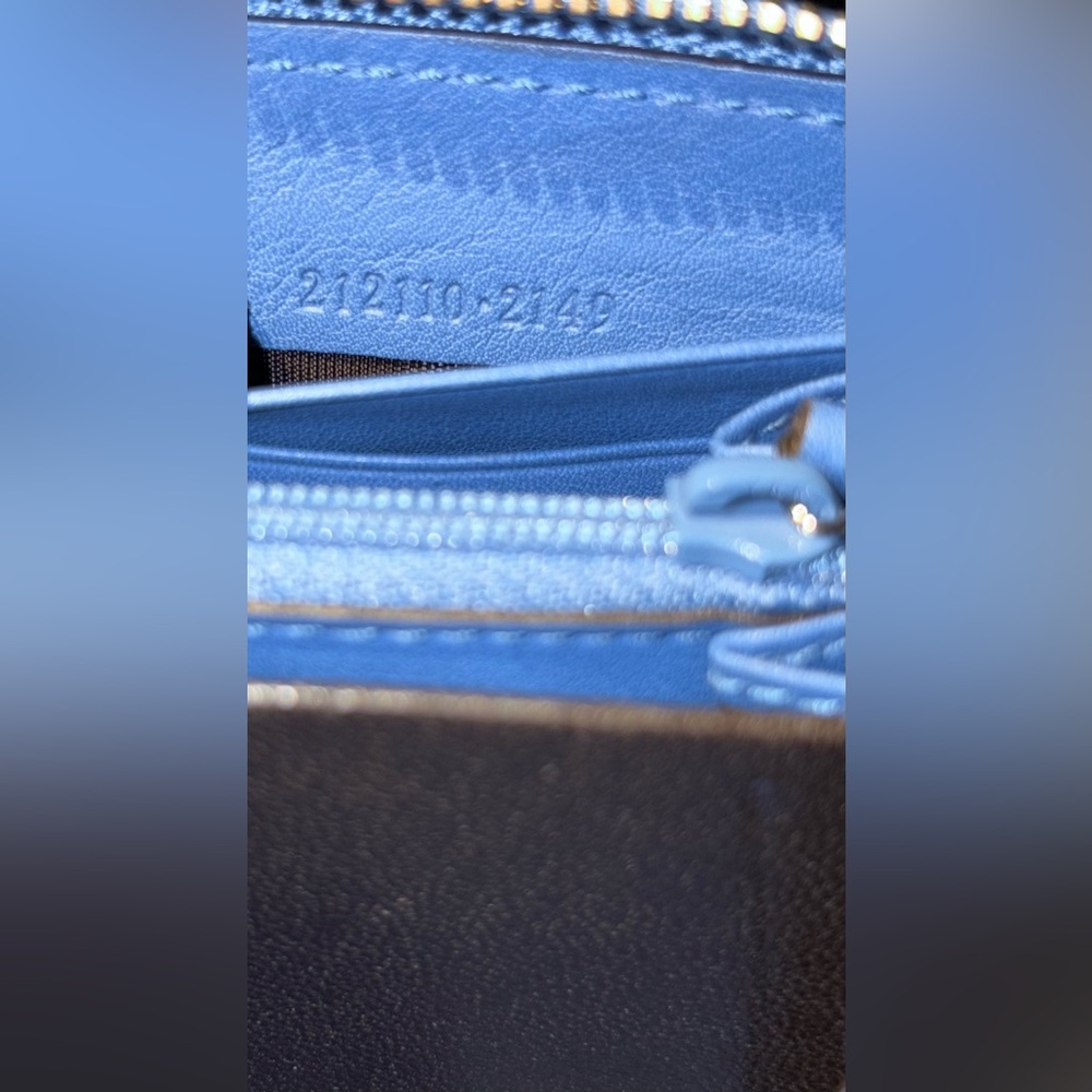 GUCCI SIGNATURE GUCCISIMA INTERLOCKING GG EMBOSSED BLUE LEATHER ZIPAROUND WALLET - Picture 9 of 16